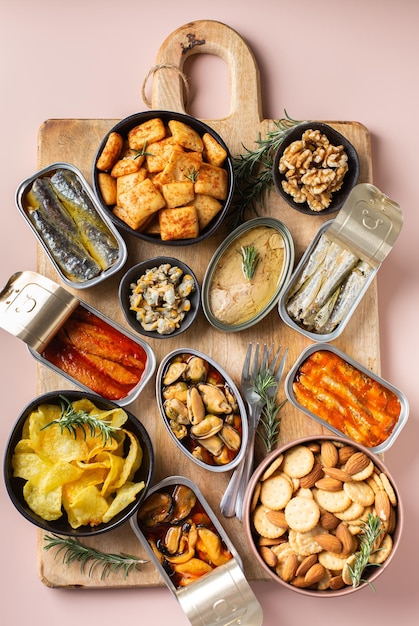 Variedade de comida enlatada de peixe enlatado pronta para noite de encontro