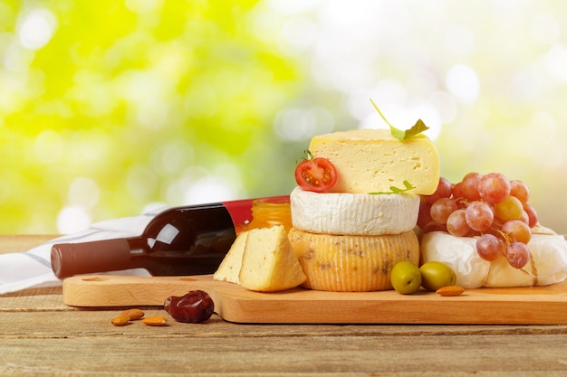 Variedade de composição de tipos de queijo na placa de madeira