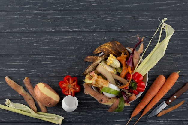 Variedade de composto feito de comida estragada com espaço de cópia