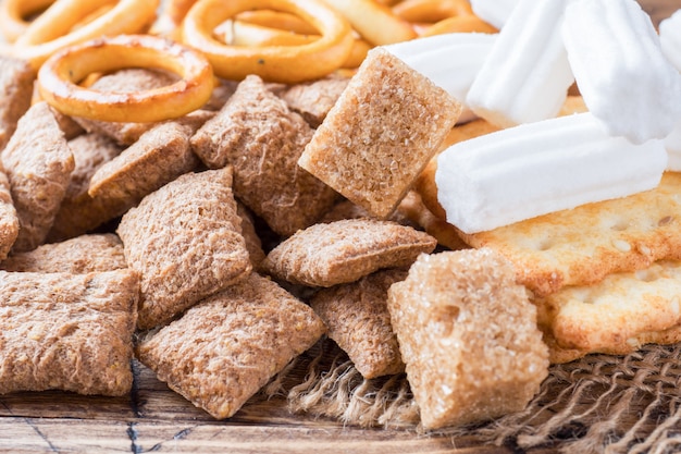 Variedade de confeitaria de cereais, biscoitos de secagem de marshmallow