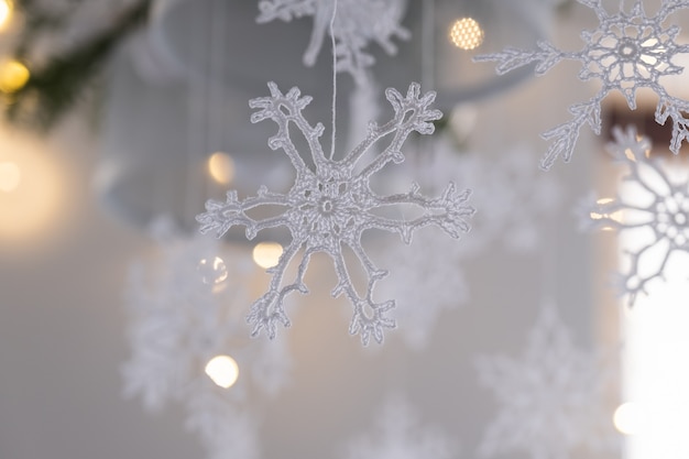 Variedade de delicados flocos de neve de malha branca para decorar o interior no natal e no ano novo