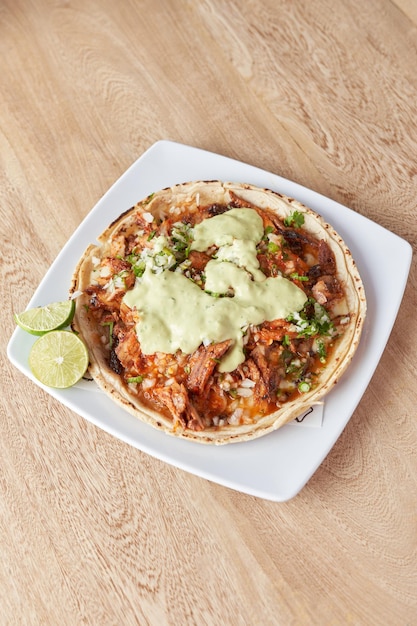 Variedade de deliciosa comida típica mexicana tacos sopes pastor