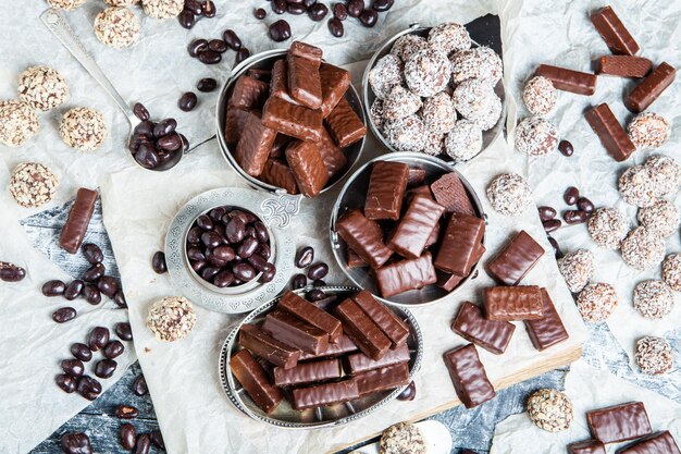 Variedade de deliciosos fundo de bombons de chocolate