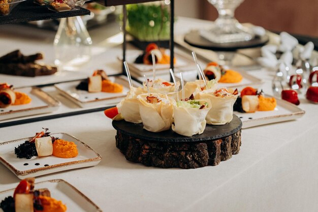 Foto variedade de deliciosos petiscos na mesa festiva buffet aberto no prato de catering do restaurante