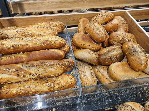 Variedade de diferentes tipos de baguetes francesas em uma padaria ou mercearia pãezinhos recém-assados