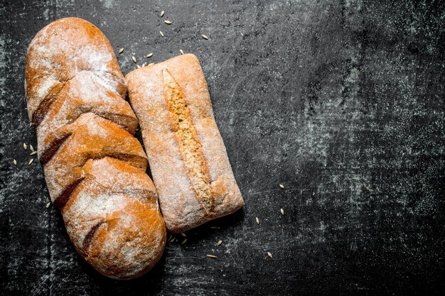 Variedade de diferentes tipos de pão fresco