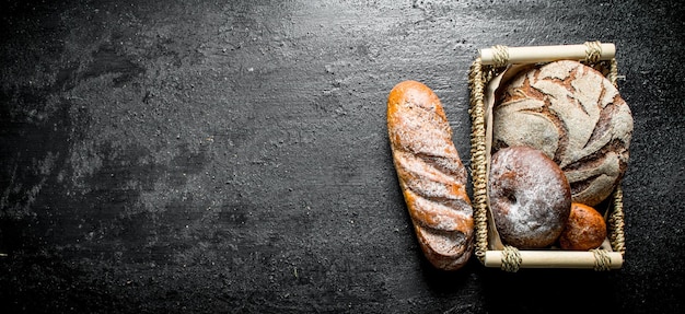Variedade de diferentes tipos de pão na cesta