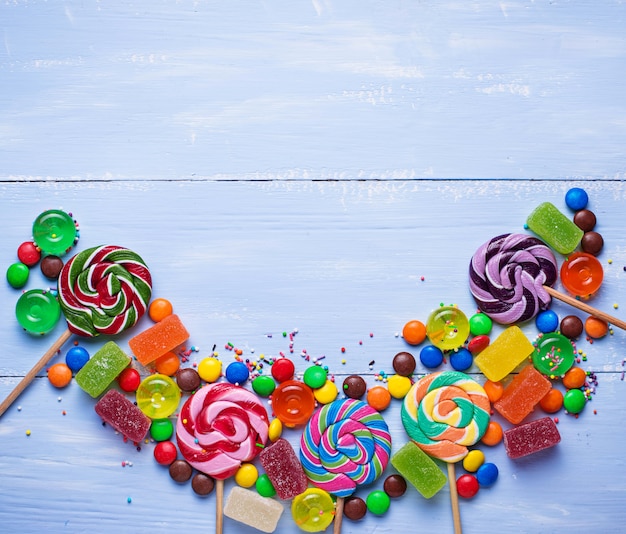 Variedade de doces coloridos e pirulitos
