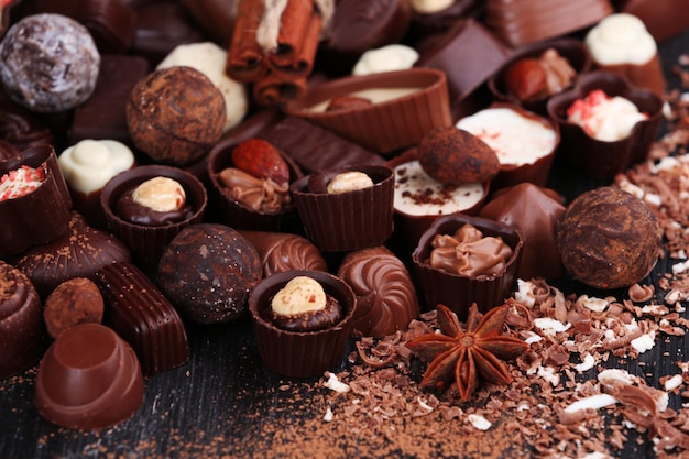 Variedade de doces de chocolate saborosos e closeup de canela