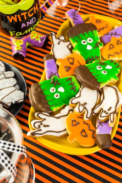 Variedade de doces preparados como guloseimas de Halloween.