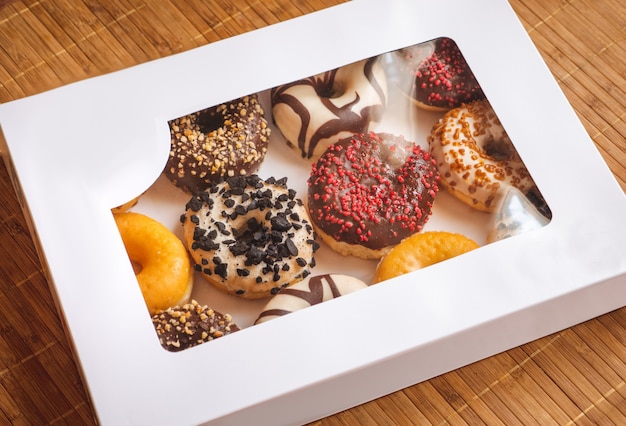 Variedade de donuts de diferentes sabores em uma caixa