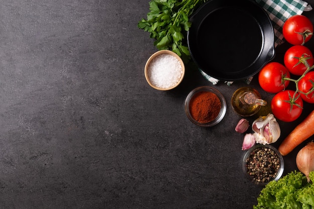 Variedade de ervas e especiarias de legumes em fundo preto