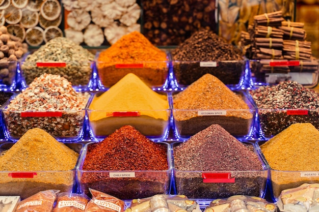 Variedade de especiarias no mercado turco. mistura de açafrão e pimenta. coentro, páprica e pimenta.