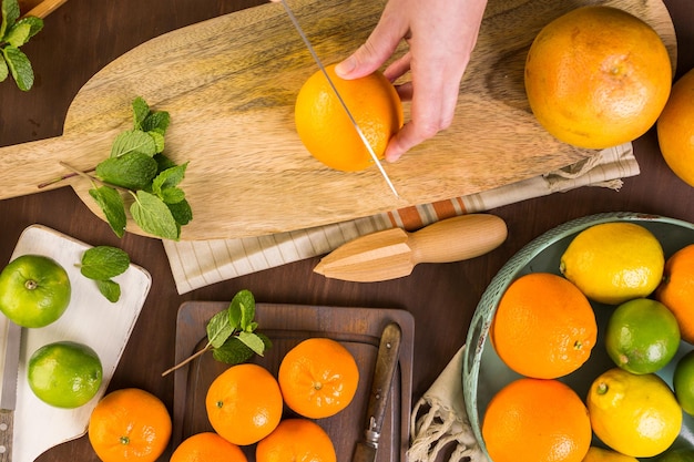 Foto variedade de frutas cítricas, incluindo limões, linhas, toranjas e laranjas.