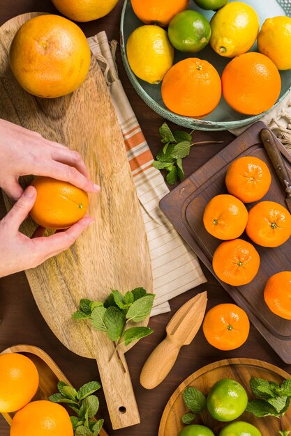 Variedade de frutas cítricas, incluindo limões, linhas, toranjas e laranjas.