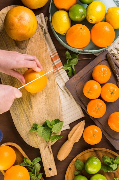 Variedade de frutas cítricas, incluindo limões, linhas, toranjas e laranjas.