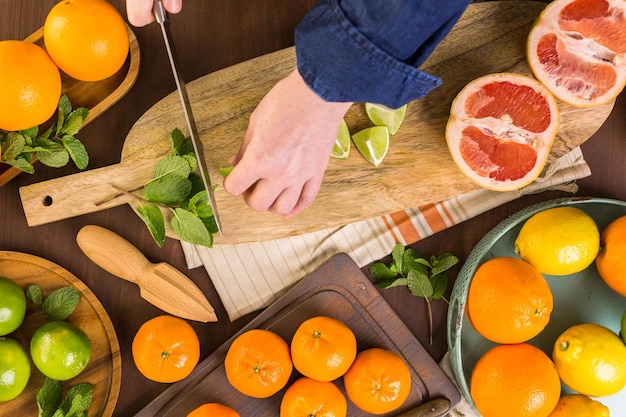 Variedade de frutas cítricas, incluindo limões, linhas, toranjas e laranjas.