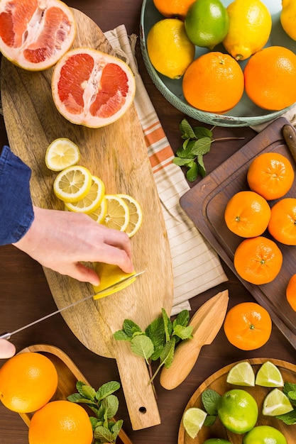 Foto variedade de frutas cítricas, incluindo limões, linhas, toranjas e laranjas.