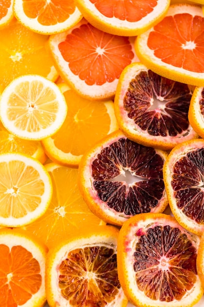 Variedade de frutas cítricas, incluindo limões, linhas, toranjas e laranjas.