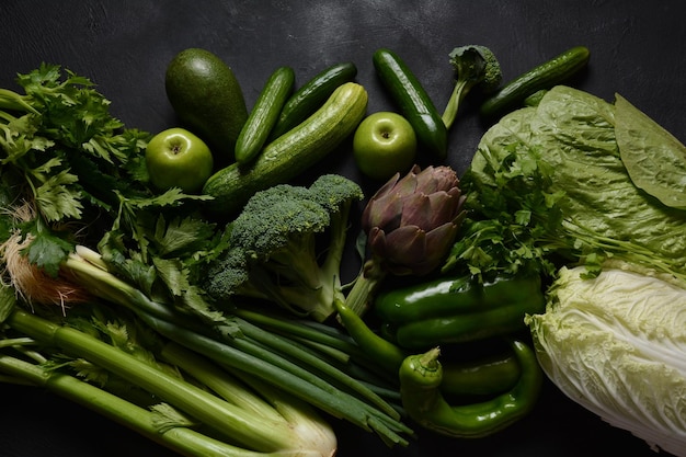 Foto variedade de frutas e legumes frescos fundo alimentar saudável compras de alimentos no supermercado