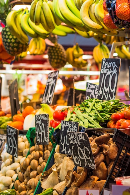 Variedade de frutas e legumes para venda