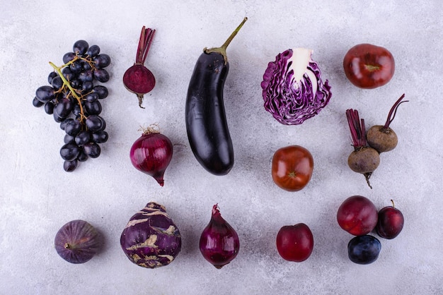 Variedade de frutas e legumes roxos