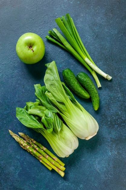 Variedade de frutas e legumes verdes colhidos frescos. Conceito de dieta ceto