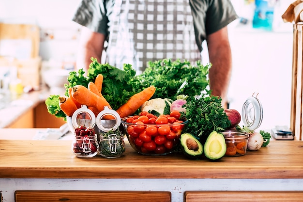 Variedade de frutas e vegetais em casa ou restaurante de cozinha com chef irreconhecível no conceito de superfície de dieta e alimentação vegetariana ou vegana, nutrição, estilo de vida saudável, natural, sazonal