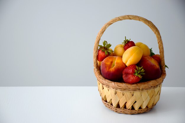 Foto variedade de frutas em uma cesta de vime