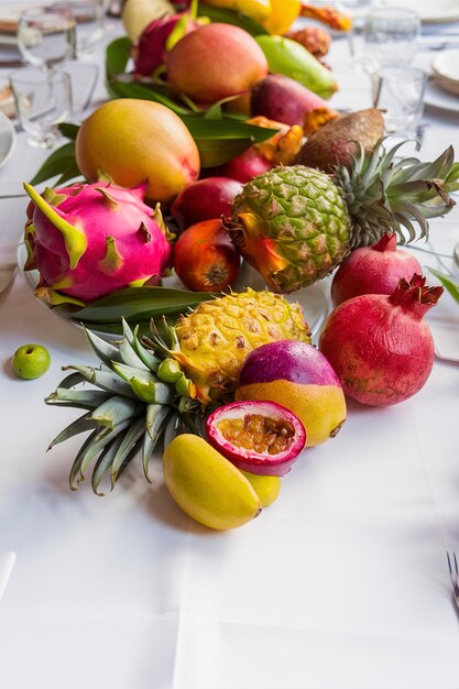 Variedade de frutas exóticas em mesa branca