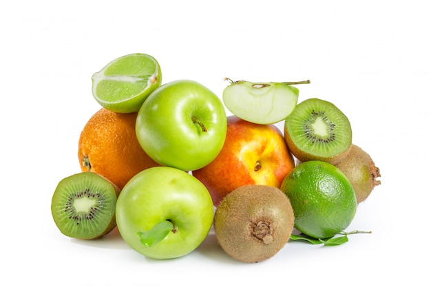Variedade de frutas exóticas, isoladas no branco