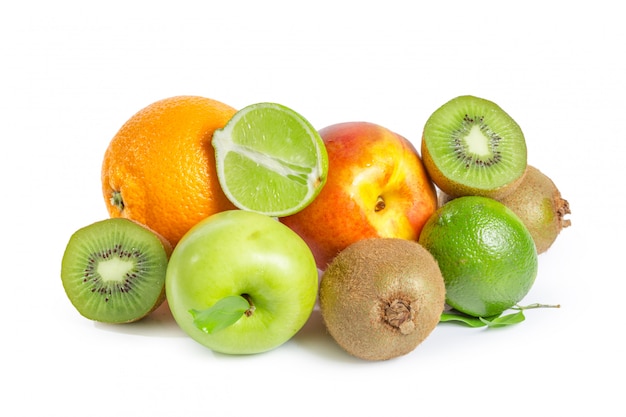 Variedade de frutas exóticas, isoladas no branco