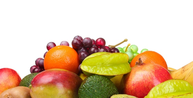 Variedade de frutas exóticas isoladas no branco