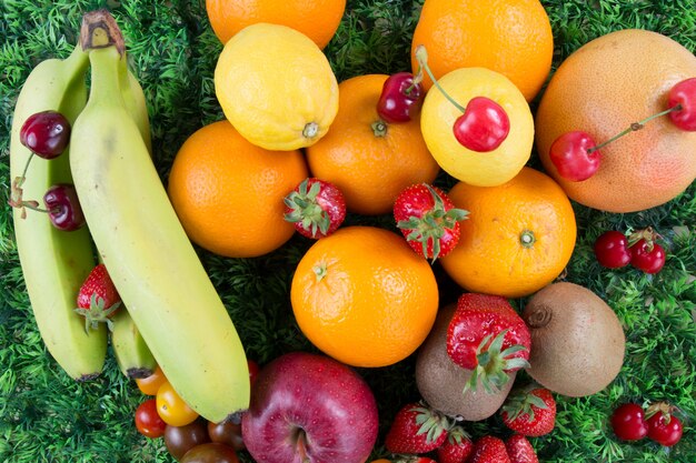 Variedade de frutas exóticas na mesa de madeira em verde