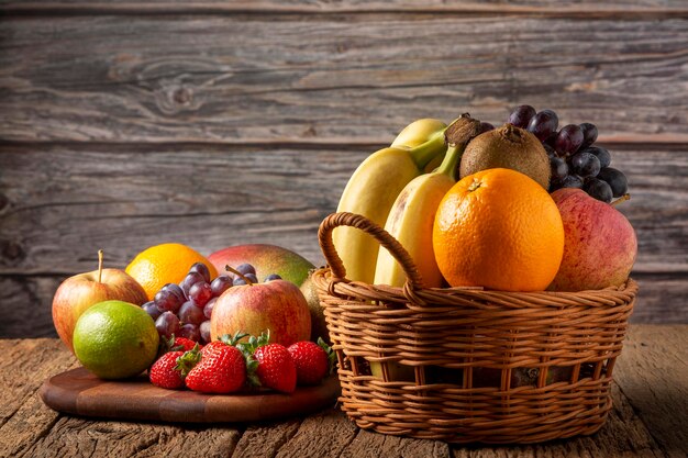 Variedade de frutas frescas na mesa