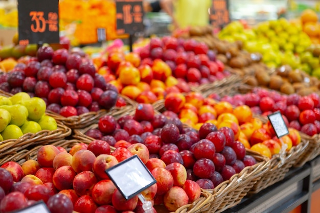 Variedade de frutas frescas no balcão do supermercado