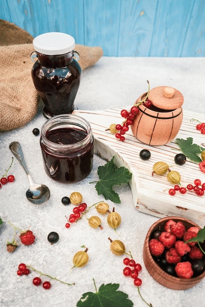 Variedade de frutas sazonais de geléia de groselha preta e framboesa 1