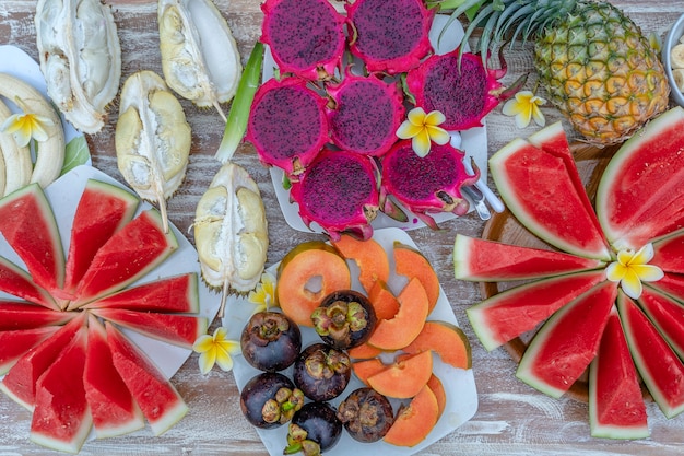 Variedade de frutas tropicais, close-up, vista superior. Muitas frutas maduras coloridas de fundo