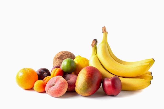 Variedade de frutas tropicais, isolada no fundo branco. coco, banana, manga, laranja, limão, limão, pêssego, damasco e ameixa.