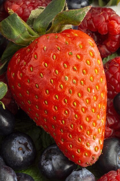 Variedade de frutas vermelhas morangos mirtilos e framboesas fecham o conceito de comida saudável