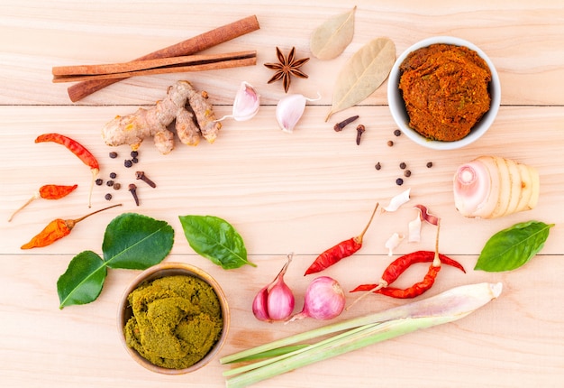 Foto variedade de ingredientes de cozinha e pasta.