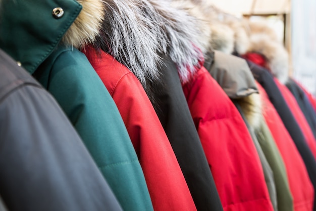 Variedade de jaquetas e casacos de inverno