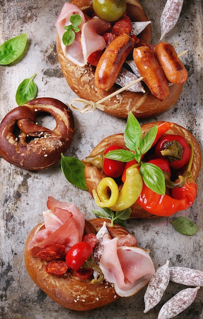 Variedade de lanches de carne em pretzels