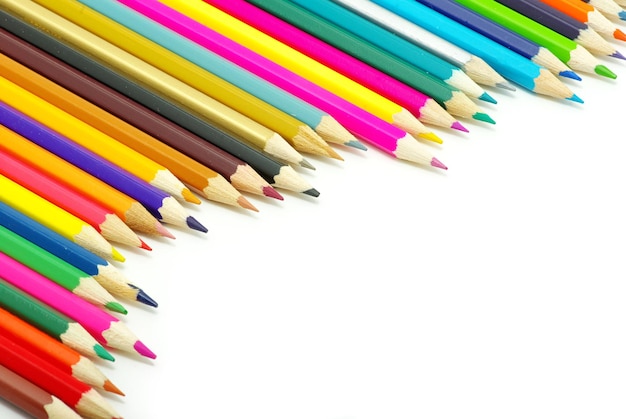 Variedade de lápis de cor no fundo branco