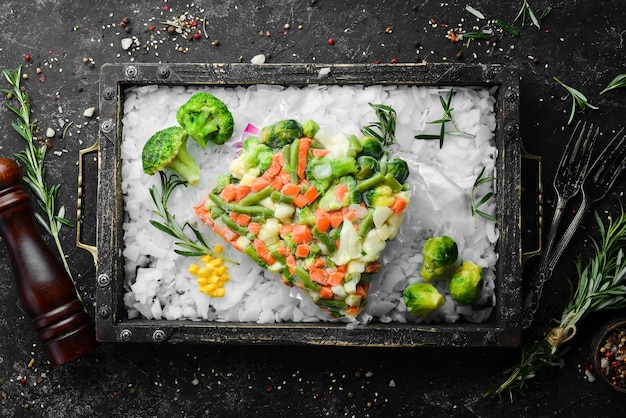 Variedade de legumes congelados no gelo estoques de alimentos vista superior espaço livre para o seu texto