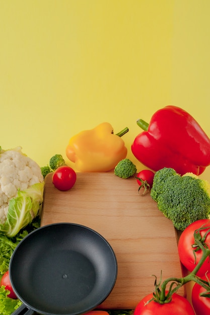 Variedade de legumes e frigideira em um quadro negro, vista superior. vegano e saudável.