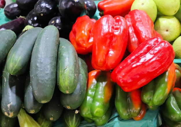 Variedade de legumes e frutas no mercado de vegetais