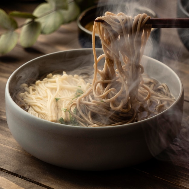 Foto variedade de macarrão de alto ângulo em close-up da mesa