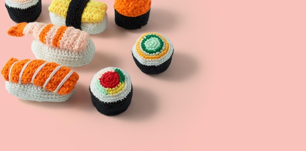 Variedade de maki sushi rolls e nigiri feitos à mão em crochê e lã colorida Sushi set amigurumi