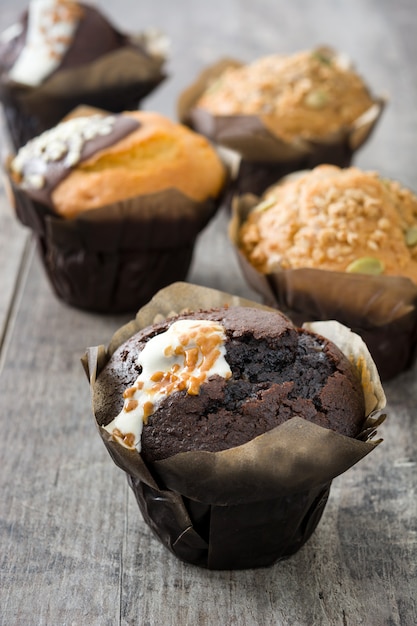 Variedade de muffins em uma mesa de madeira